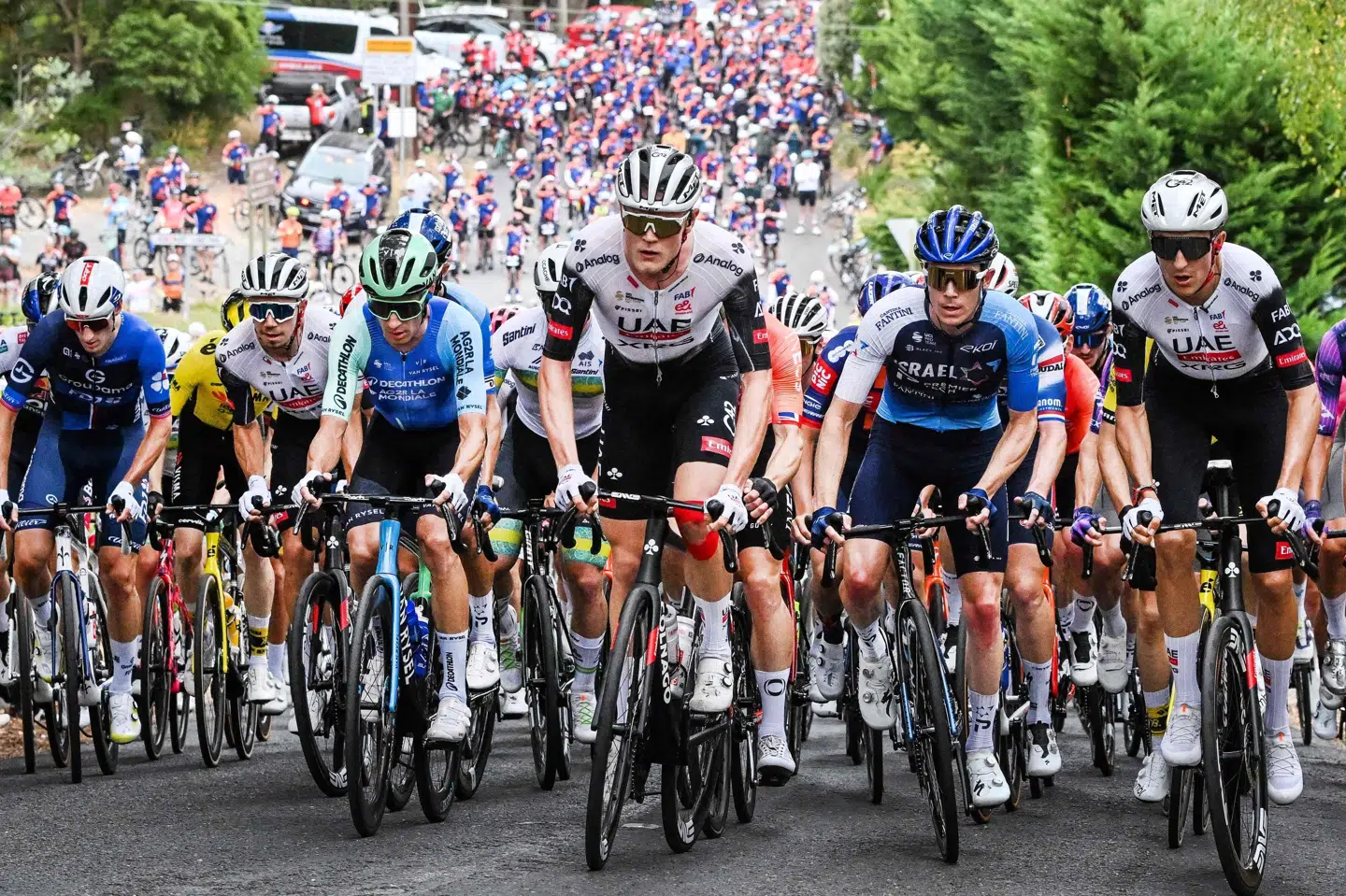 Julius Johansen (i midten) har tidligere jagtet etapesejre i udbrud. I hans nye rolle hos UAE Emirates skal han neutralisere netop det, så hans kaptajner kan gøre arbejdet færdigt. (Arkivfoto).