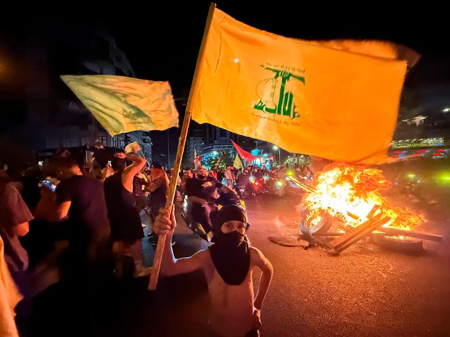 Hizbollah supportere blokerer veje med brændende dæk i Beirut i protest mod den libanesiske regerings plan om at afvæbne terrorgruppen. 8 August 2025.
