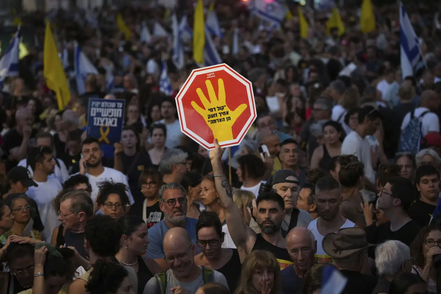 Ifølge flere israelske aviser er 300.000 demonstranter samlet i Tel Aviv søndag aften.