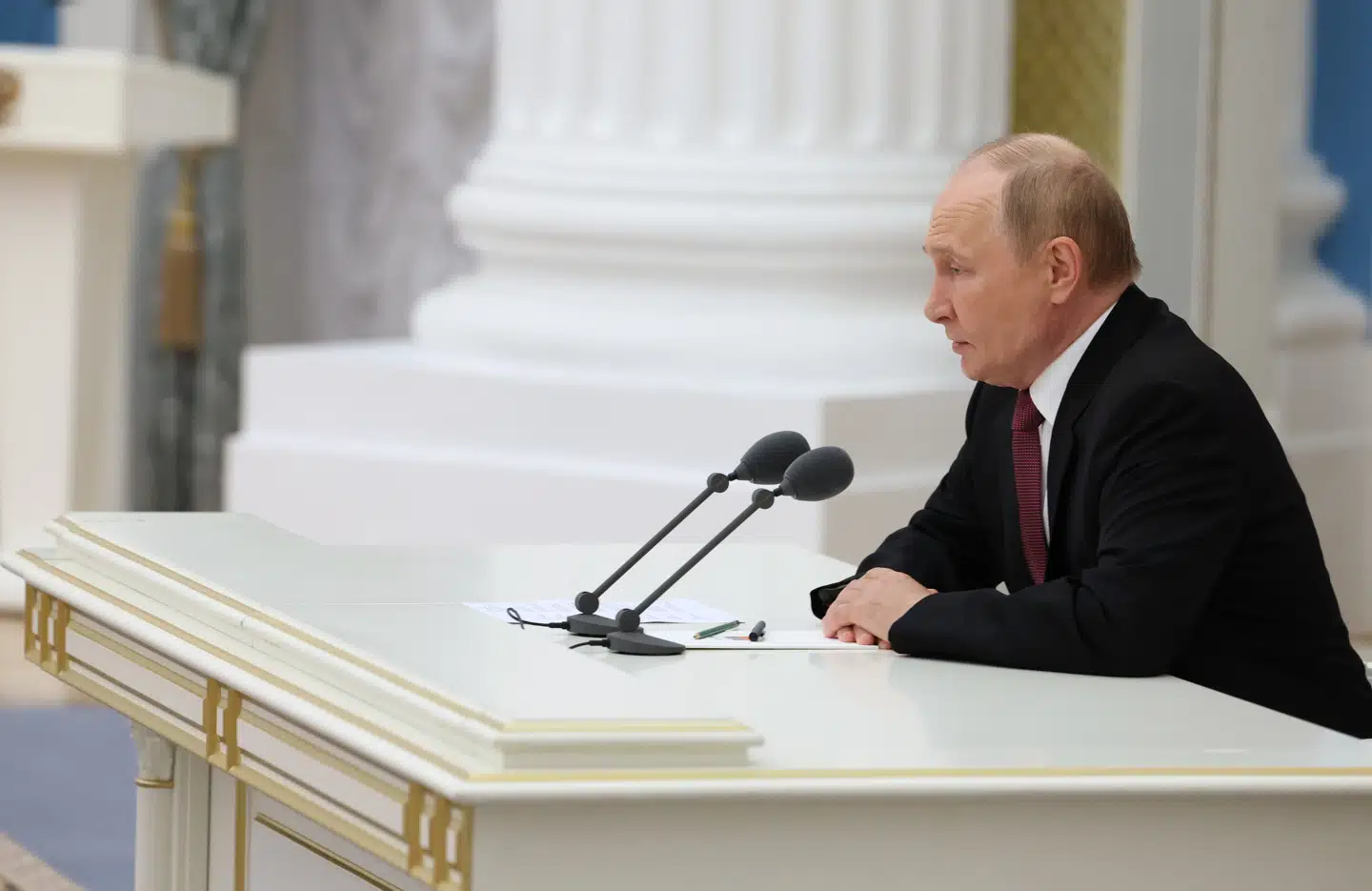 Det er ikke hver dag, at Ruslands præsident Putin samler den russiske regeringstop og sikkerhedschefer til møde i Sankt Katarina Ordenens Sal i Kreml. Men det gjorde han efter sit topmøde med USAs præsident Trump.