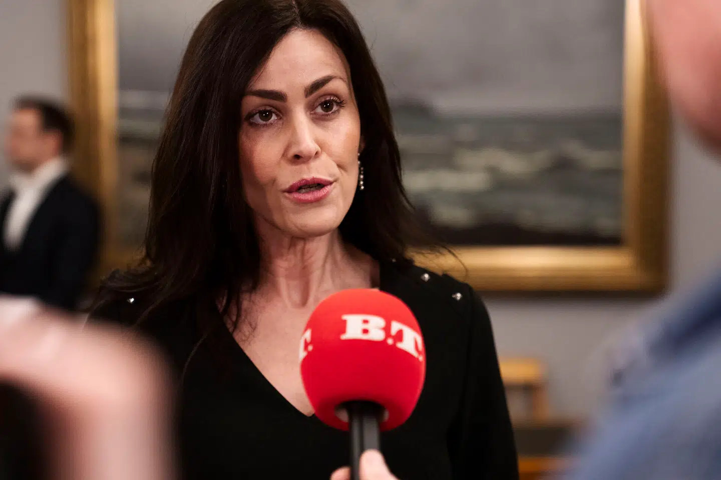 »Hvis vi endelig skal undersøge »manosfæren«, så burde vi da også undersøge de miljøer af blåhårede feminister med næseringe, der hader mænd. Dem tror jeg egentlig, at der er flere af,« siger Dansk Folkepartis Mette Thiesen.