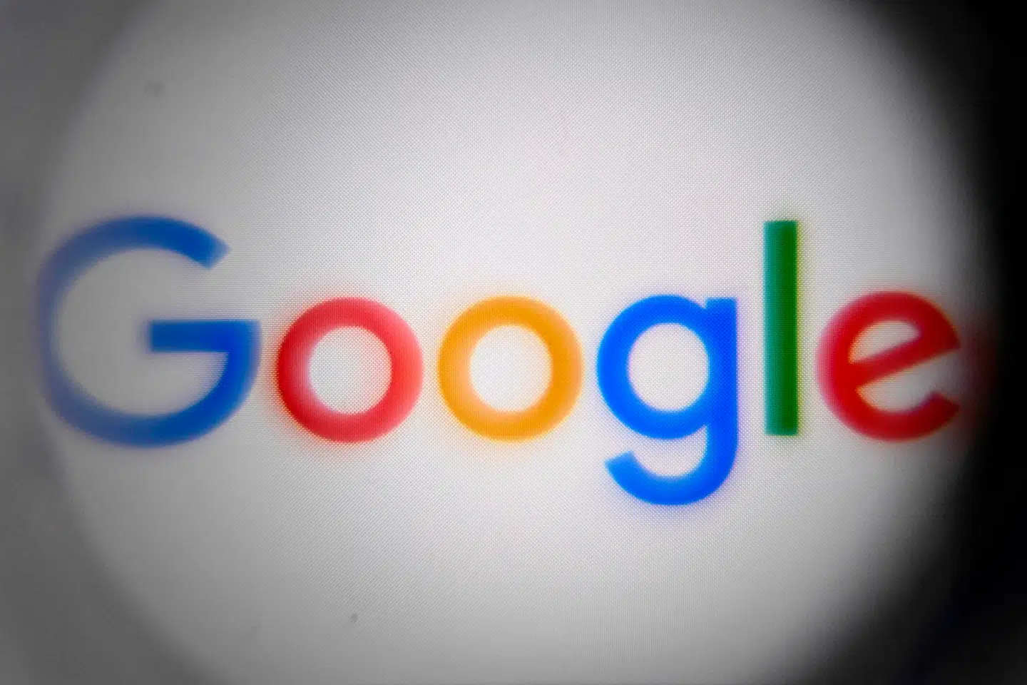 Googles aftale med Australiens to største mobilselskaber om at sikre sig plads til søgemaskinen på nye telefoner er i strid med konkurrencelovgivningen, og det koster en stor bøde.