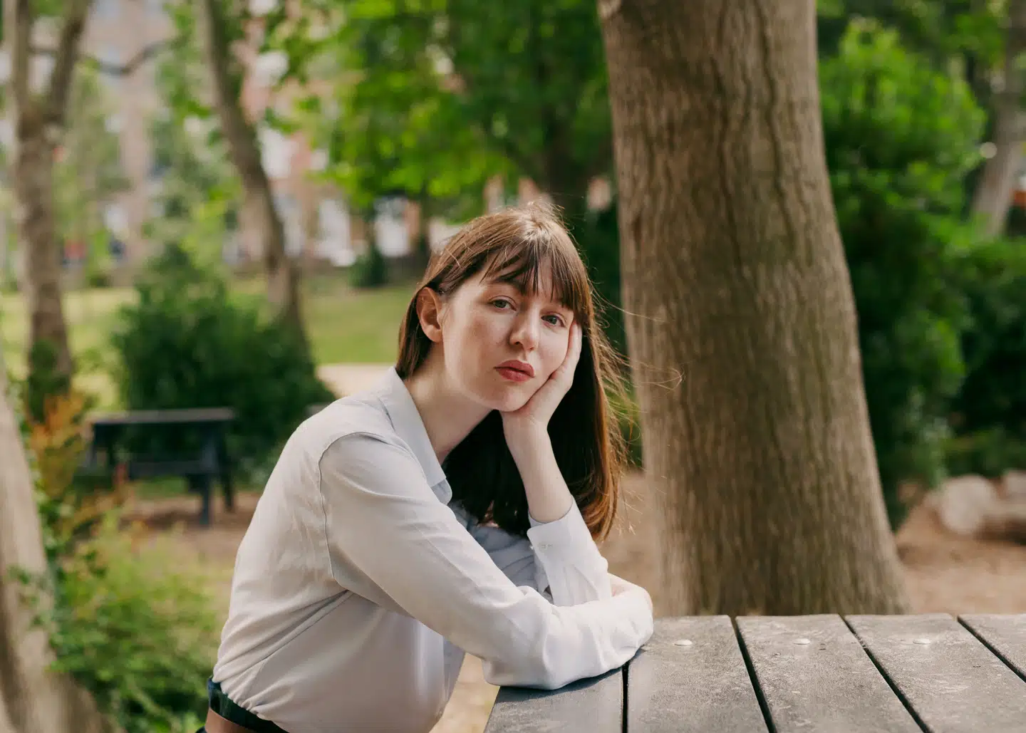 Sally Rooney, der er forfatteren bag bestsellere som Normal People, Conversations With Friends og senest Intermezzo, har lovet at donere alle indtægter fra bøgerne og serieadaptioner til omstridt gruppe på den britiske terrorliste.