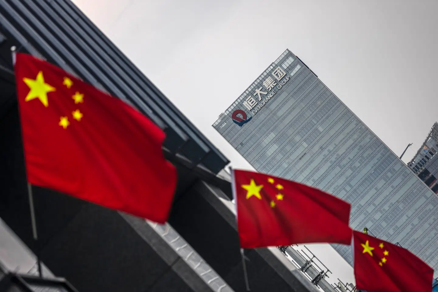 En høj ledighed blandt unge presser flere til at møde op på et kontor for at lade, som om de har et arbejde.