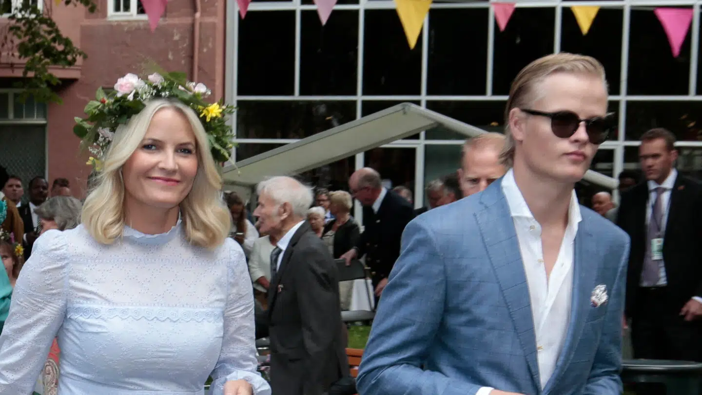 Kronprinsesse Mette-Marits (tv) søn Marius Borg Høiby (th.) har gennem det seneste år været under massive beskyldninger og misbrug af kokain og voldtægter mod kvinder.
