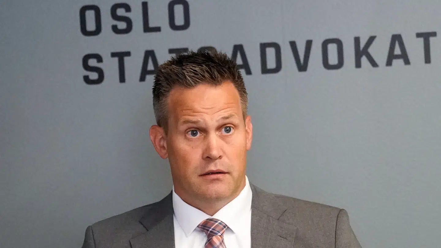 Statsadvokat Sturla Henriksbo under mandagens pressemøde.