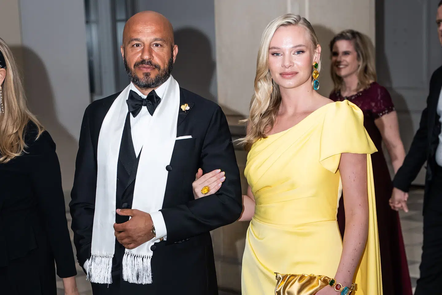 Dar Salim med sin nu kone, Nanna Boline Lindhardt, til kongeparrets aftenselskab for kunst og kultur på Christiansborg Slot i København 28. februar 2025.