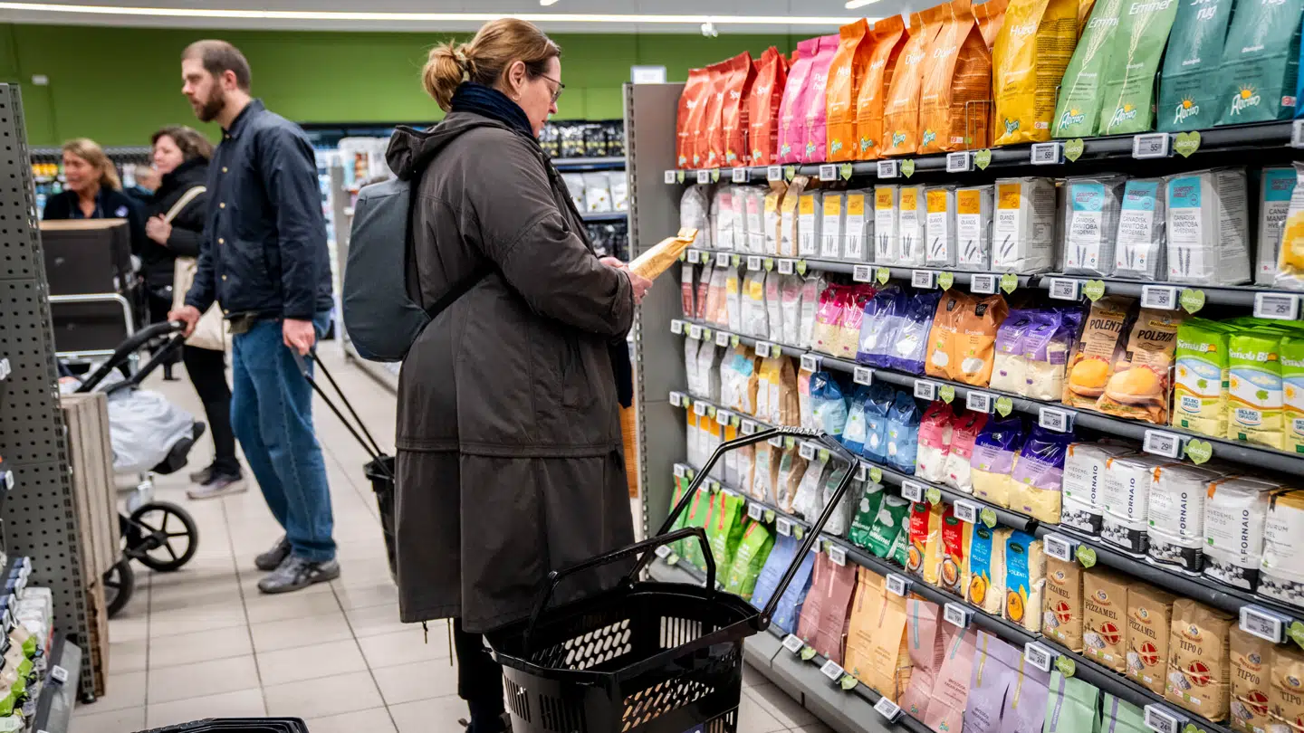 Når man fylder en indkøbskurv i supermarkedet, udgøres omkring en tredjedel af prisen af skatter og afgifter.