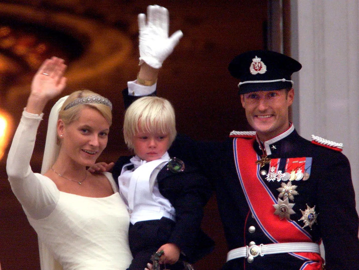 Det var historiske billeder, da kronprins Haakon, Mette-Marit og lille Marius blev fotograferet sammen på balkonen på slottet i Oslo på parrets bryllupsdag i 2001.