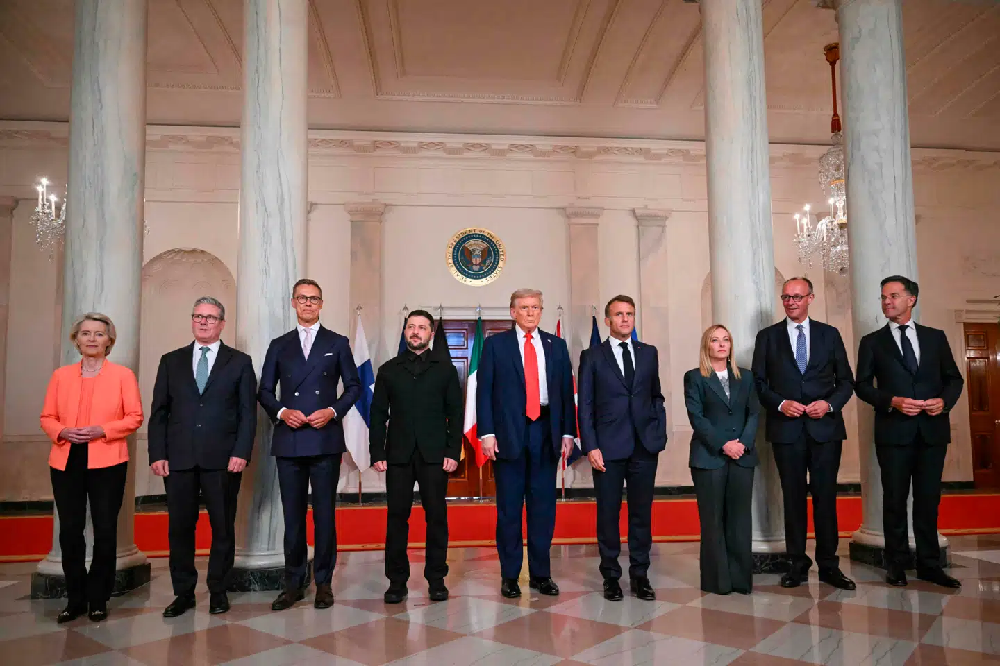 Fra venstre EU-kommissionsformand Ursula von der Leyen, Storbritanniens premierminister. Keir Starmer, Finlands præsident, Alexander Stubb, Ukraines præsident, Volodymyr Zelenskyj, USAs præsident. Donald Trump, Frankrigs præsident, Emmanuel Macron, Italiens premierminister, Giorgia Meloni, Tysklands kansler, Friedrich Merz, og NATO-generalsekretær Mark Rutte mødtes i Det Hvide Hus mandag.