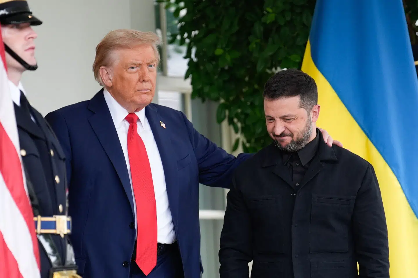 En jakkesætklædt Zelenskyj mødtes mandag med præsident Trump i Det Hvide Hus. Foto: Yuri Gripas, Scanpix.