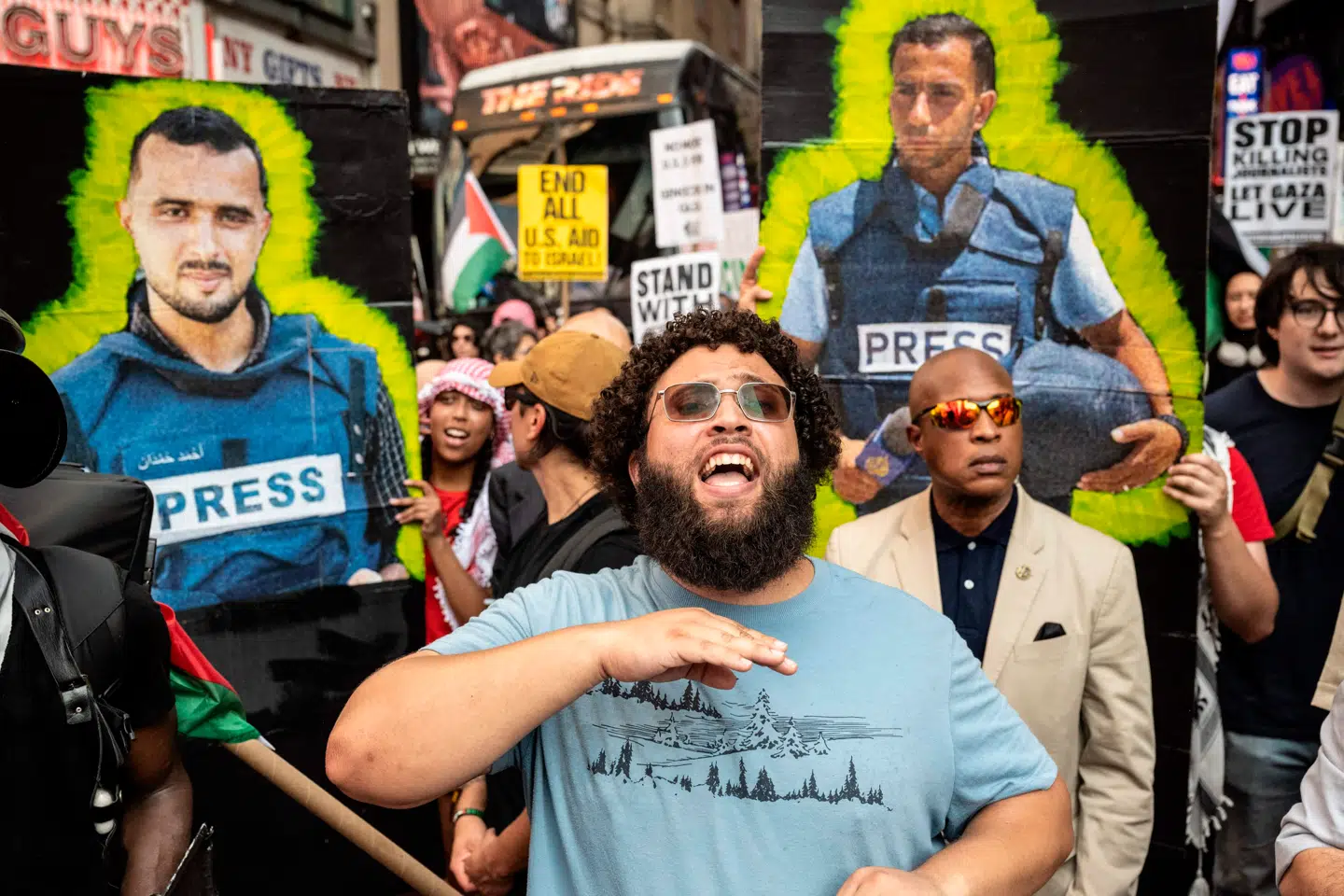 Under en demonstration i New York mindes propalæstinensiske aktivister dræbte Al Jazeera-journalister, et mediehus, der selv er blevet en del af konflikten.