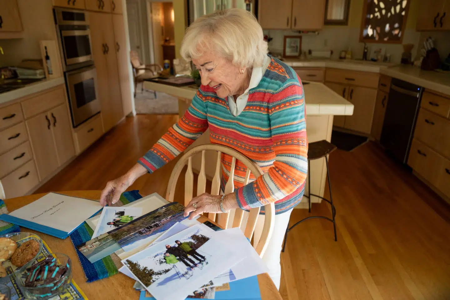 Rudi Pauly, der her viser billeder fra familiens skitur, har bestilt en bog på 185 sider om sit liv og sin families historie.