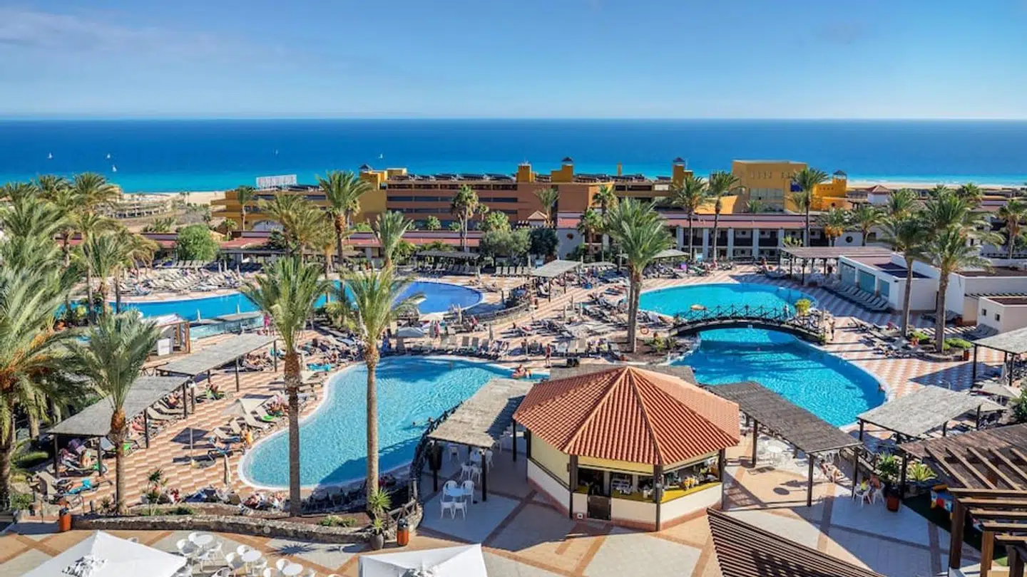 Den afdøde 70-årige brite Leslie Green fejrede sin runde fødselsdag med en ferie med hustruen Julie Green på det firestjernede all inclusive-hotel Occidental Jandia Playa på Fuertecentura. Nu har en retlig undersøgelse slået fast, at han døde af salmonellaforgiftning under ferien. Foto: PR