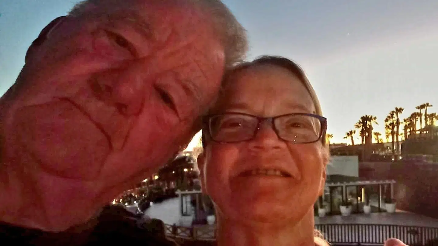 Den afdøde 70-årige brite Leslie Green fejrede sin runde fødselsdag med en ferie med hustruen Julie Green på det firestjernede all inclusive-hotel Occidental Jandia Playa på Fuertecentura. Nu har en retlig undersøgelse slået fast, at han døde af salmonellaforgiftning under ferien. Foto: Irwin Mitchell / Facebook