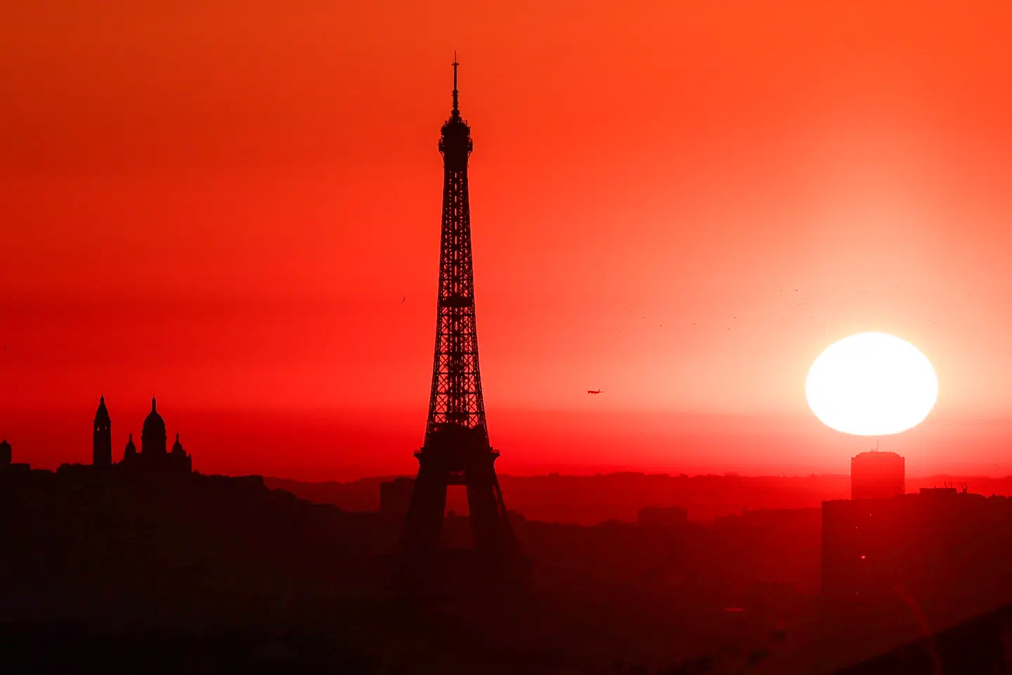 Selvom Paris ligger i den nordlige del af Frankrig, har også hovedstaden lidt under temperaturer på helt op til 40 grader denne sommer.