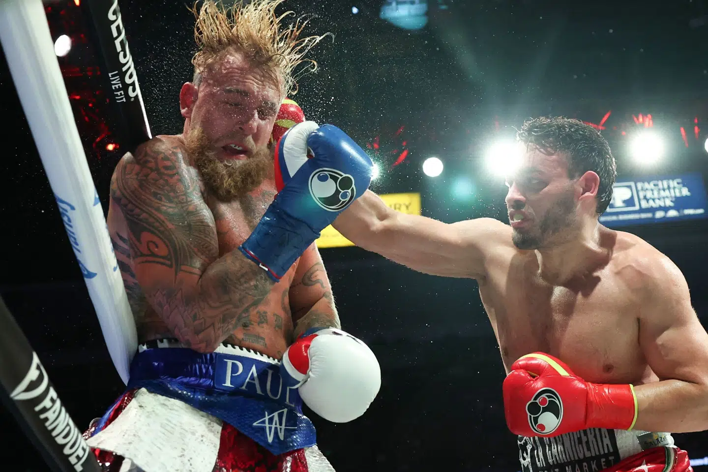 Julio Cesar Chavez Junior (til højre) tabte i slutningen af juni til influenceren Jake Paul og blev kort efter anholdt af de amerikanske myndigheder. (Arkivfoto).