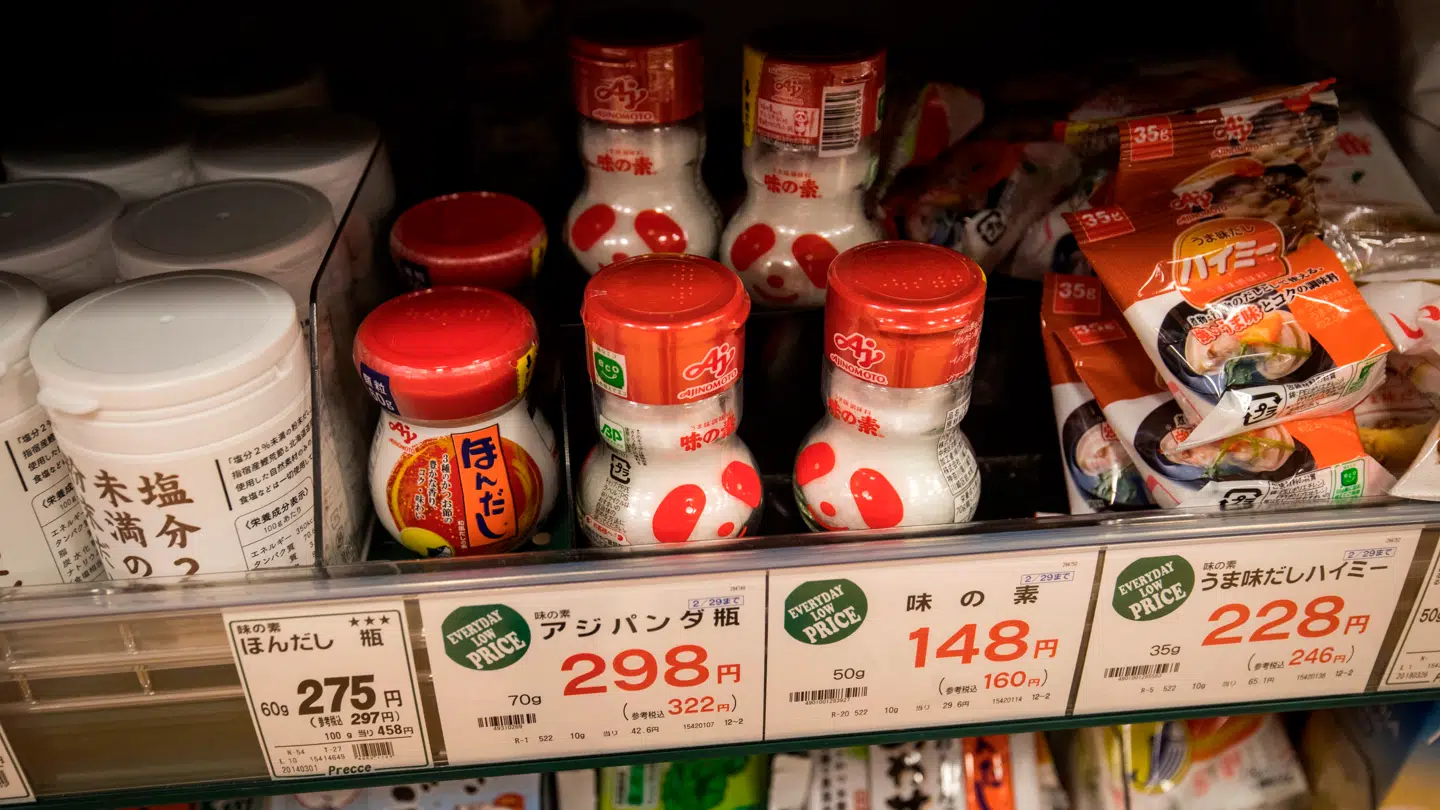 Her ses krydderiet på hylderne i et japansk supermarked.