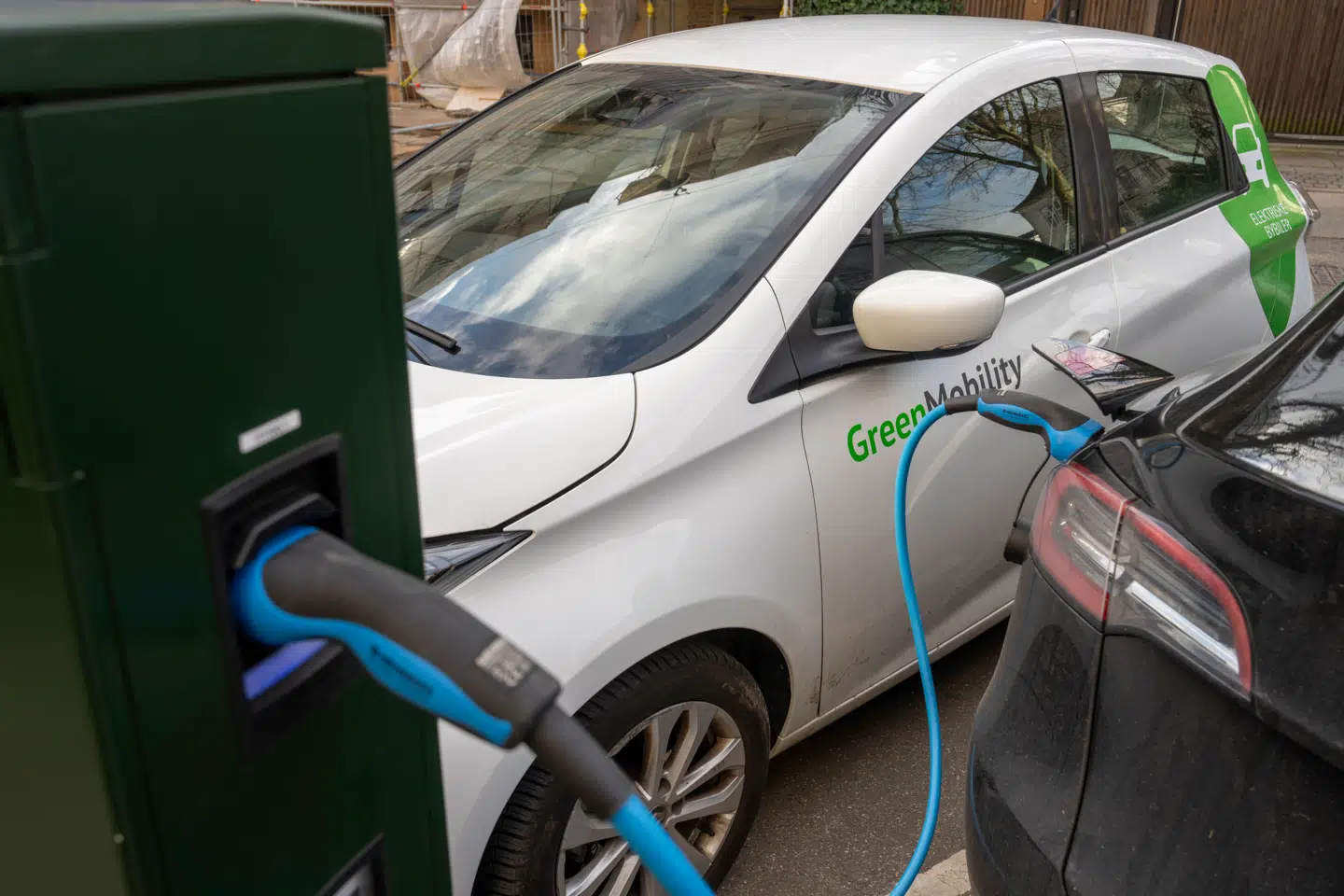 Allerede fra årskiftet kan det blive væsentligt dyrere for danskere at erhverve sig en elbil.