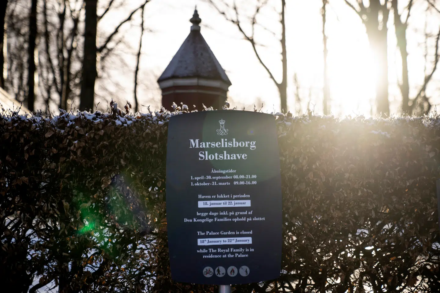 ARKIV. Med et skilt udenfor Marselisborg Slot i Aarhus meddeles det, når Slotshaven er lukket for offentligheden på grund af kongefamiliens ophold på slottet.