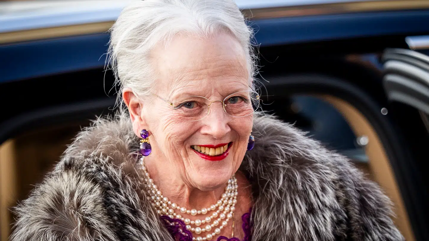 ARKIV. Nu bekræftes det af den kongelige kalender, at det er dronning Margrethe, der bliver hængende i Aarhus og derfor holder den royale slotshave til Marselisborg Slot lukket for offentligheden – midt i højsæsonen.
