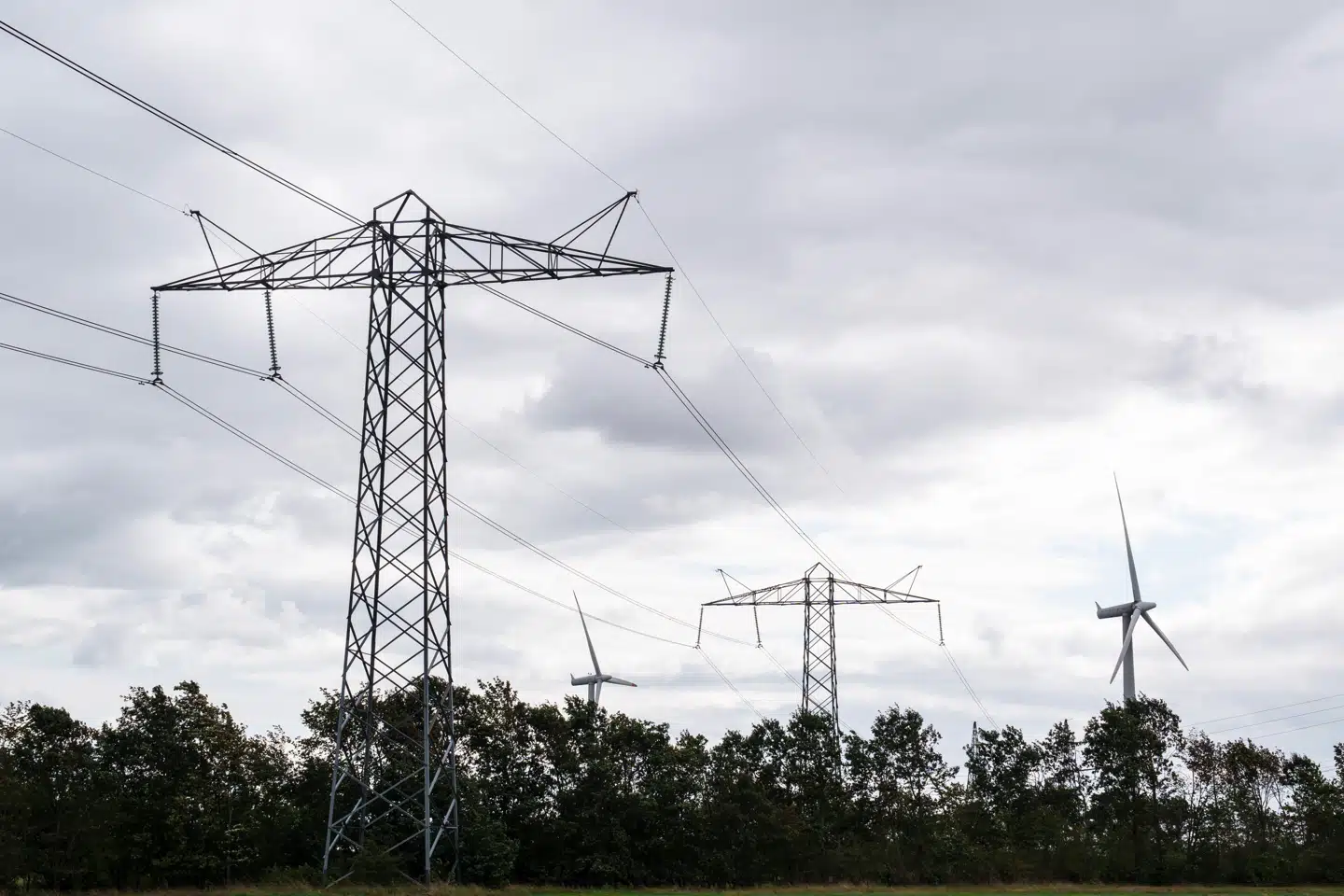 Tre af fire af de projekter, som skal sikre udbygningen af det danske elnet, er nu forsinkede.