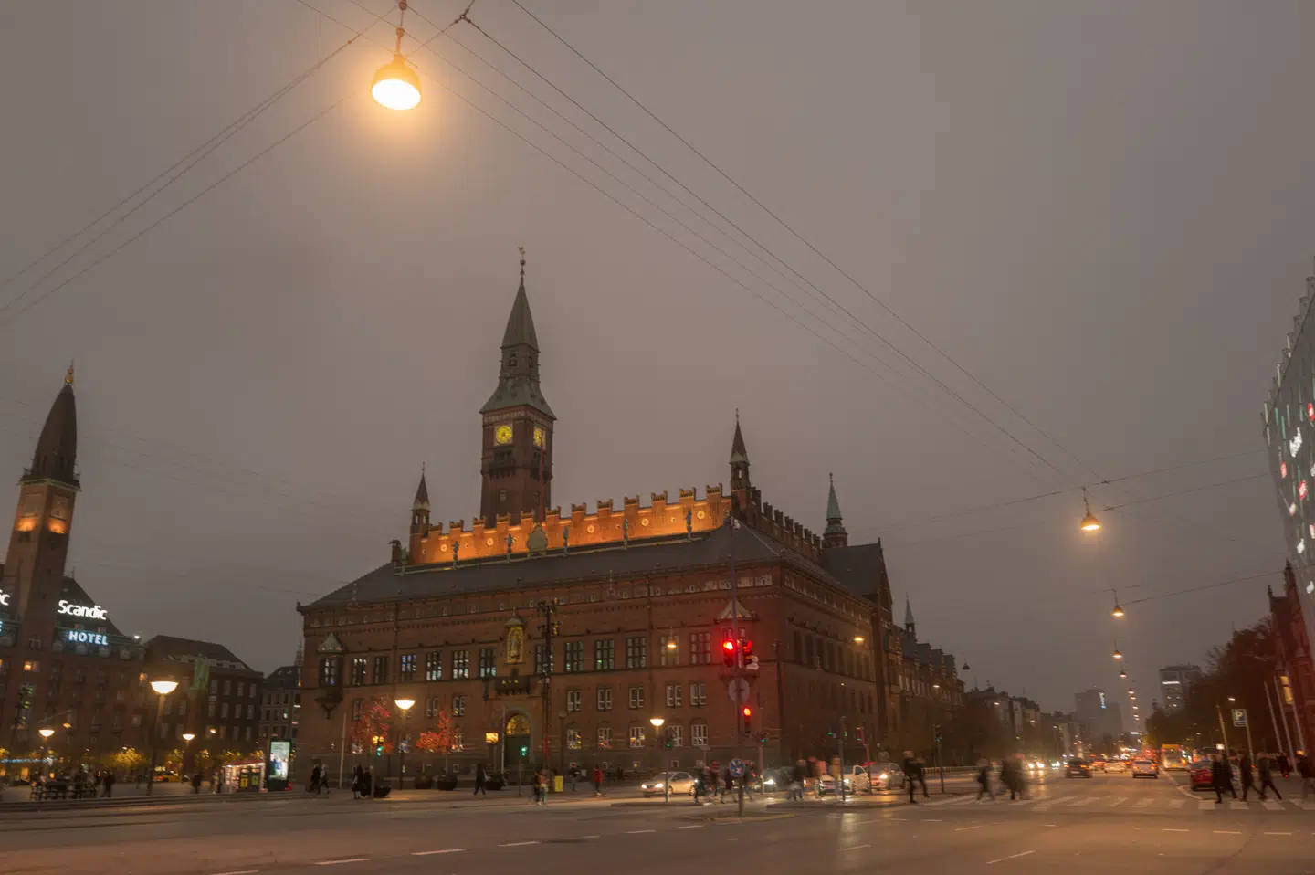 Der er direkte udsyn fra Dansk Industris hovedsæde på Rådhuspladsen i København (helt til højre) til Københavns Rådhus, og DI synes bestemt ikke om udmeldingerne fra den socialdemokratiske kandidat til overborgmesterposten.