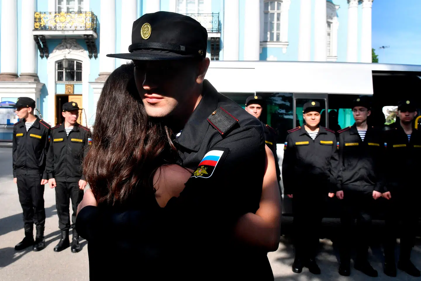 En russisk rekrut krammer sin kone farvel. På trods af stigende bonusser skal der nu mere end penge til at få folk til at skrive kontrakt med hæren, advarer russiske kilder.