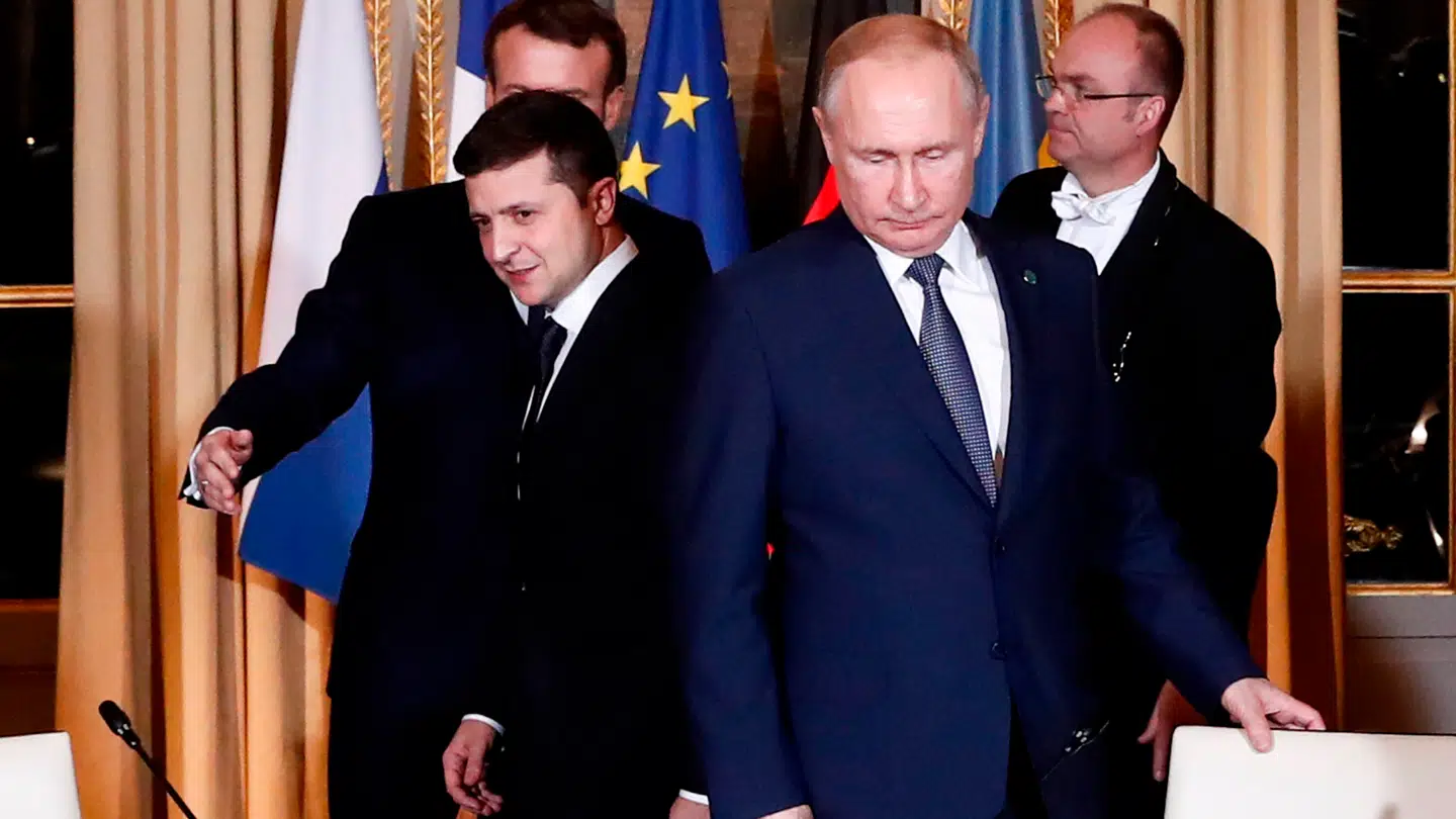 Sådan så det ud, da Ukraines præsident, Volodymyr Zelenskyj, første og eneste gang mødtes med Ruslands præsident, Vladimir Putin. Det var i Paris i 2019. Nu arbejder Donald Trump på at få det til at ske igen.