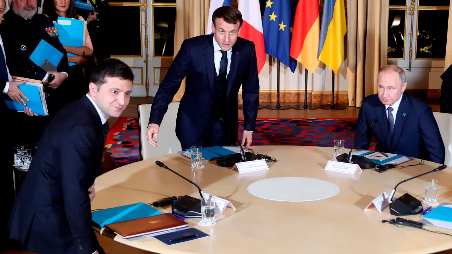 Zelenskyj (tv) og Putin (th.) sammen med den franske præsident Macron i Paris ved de to statslederes eneste møde tilbage i 2019.