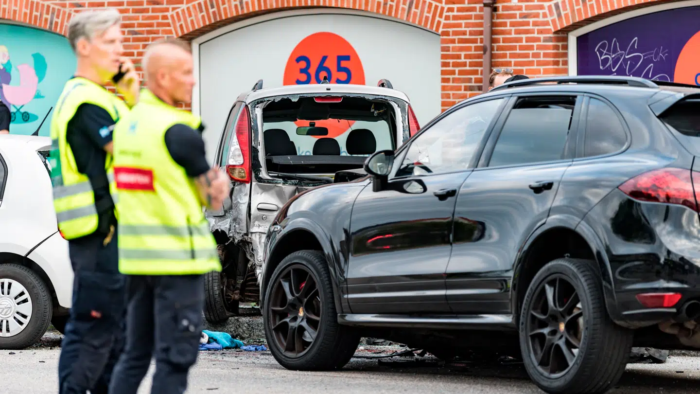 Her ses Porschen, der ramlede ind i bilerne.