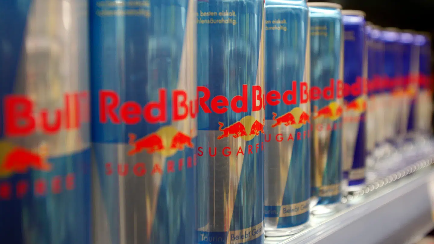 Mange får deres daglige koffeinindtag fra energidrikke.