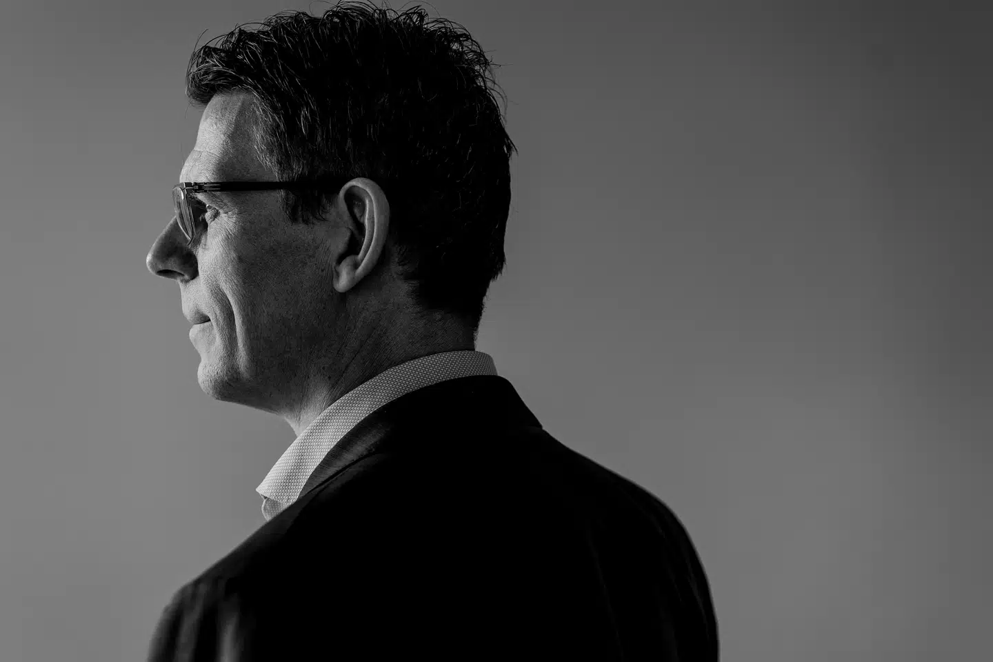 ROCKWOOL-aktien styrtdykker nu, efter at selskabet og den administrerende direktør, Jes Munk Hansen, onsdag eftermiddag fremlagde et regnskab, hvor der skrues markant ned for forventningerne til året. Jes Munk Hansen blev topchef i selskabet i 2024.