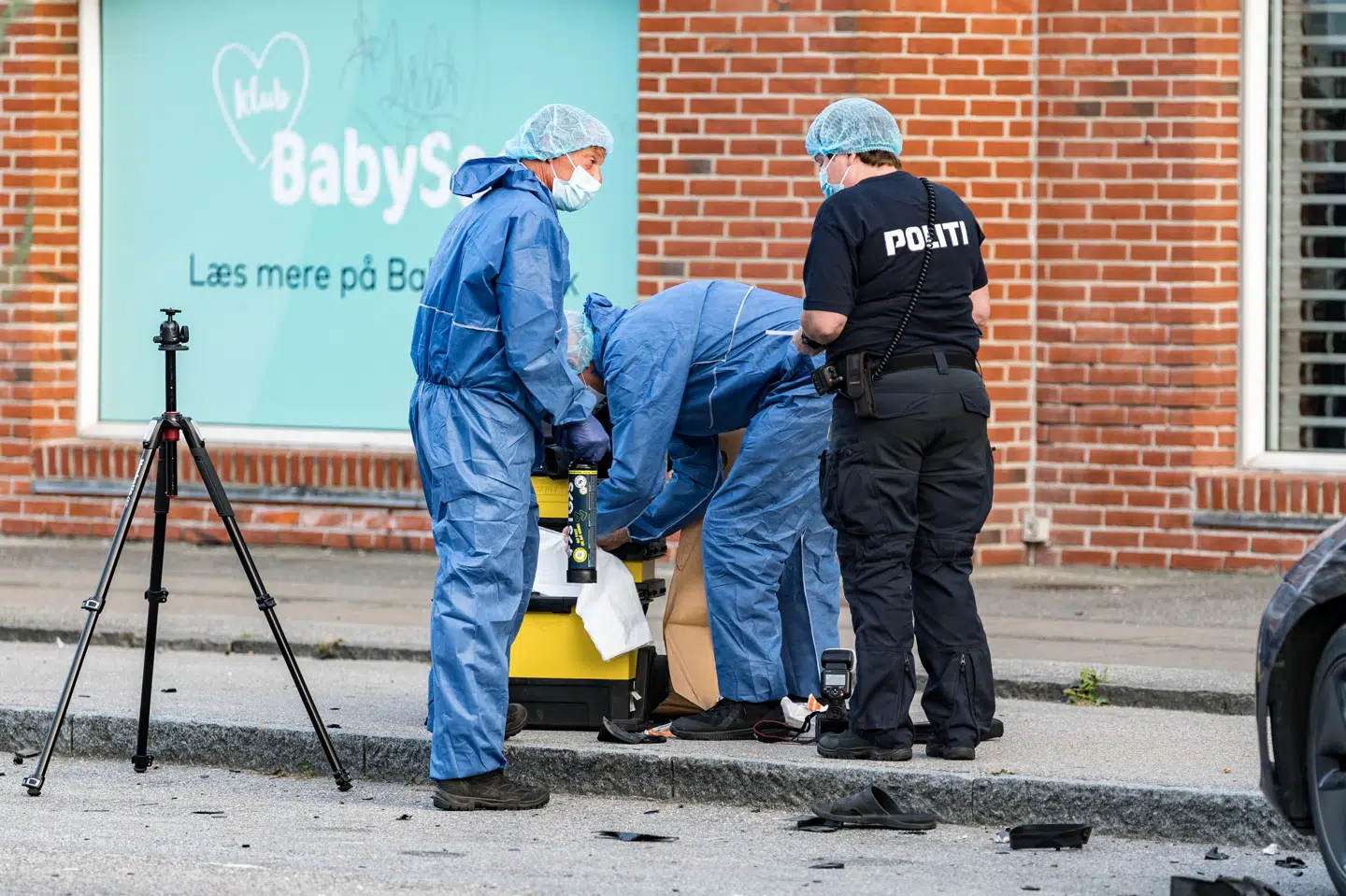 Tirsdag skete der en bilulykke med dødelig udgang på Roskildevej i Valby, København. Føreren af bilen, en 17-årig dreng, er sigtet for at køre under påvirkning af lattergas.