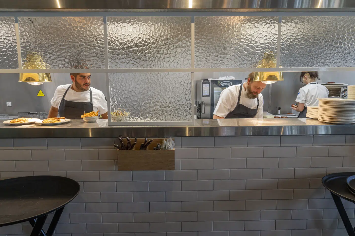 Kokke arbejder i køkkenet på restauranten Bouillon på Frederiksberg. I juni kom der 600 flere i arbejde i hotel- og restaurationsbranchen. (Arkivfoto).