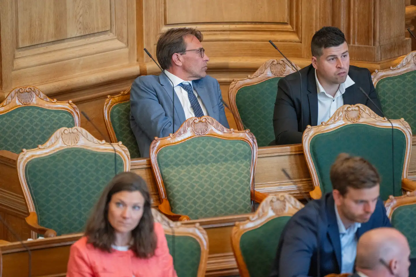 De tidligere Moderaterne-medlemmer Jeppe Søe og Mike Fonseca under Folketingets afslutningsdebat 21. maj.