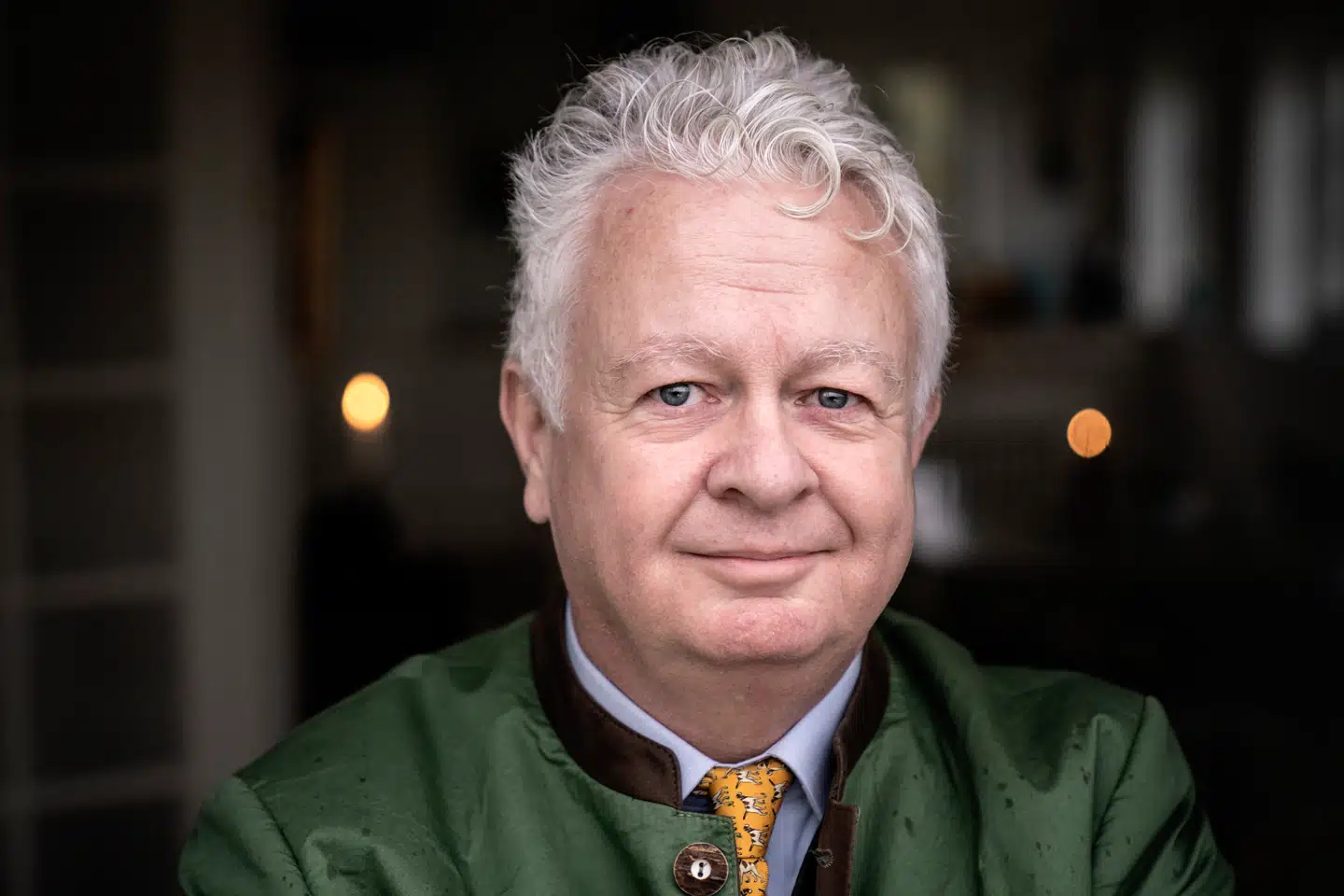 »Det er i dag en så relativt lukrativ karriere at være politiker, at de valgte, som har viet deres liv til politik, kan ses agerende som lønmodtagere: De leder efter et bedre eller mere sikkert job hos en anden arbejdsgiver,« skriver Peter Kurrild-Klitgaard.