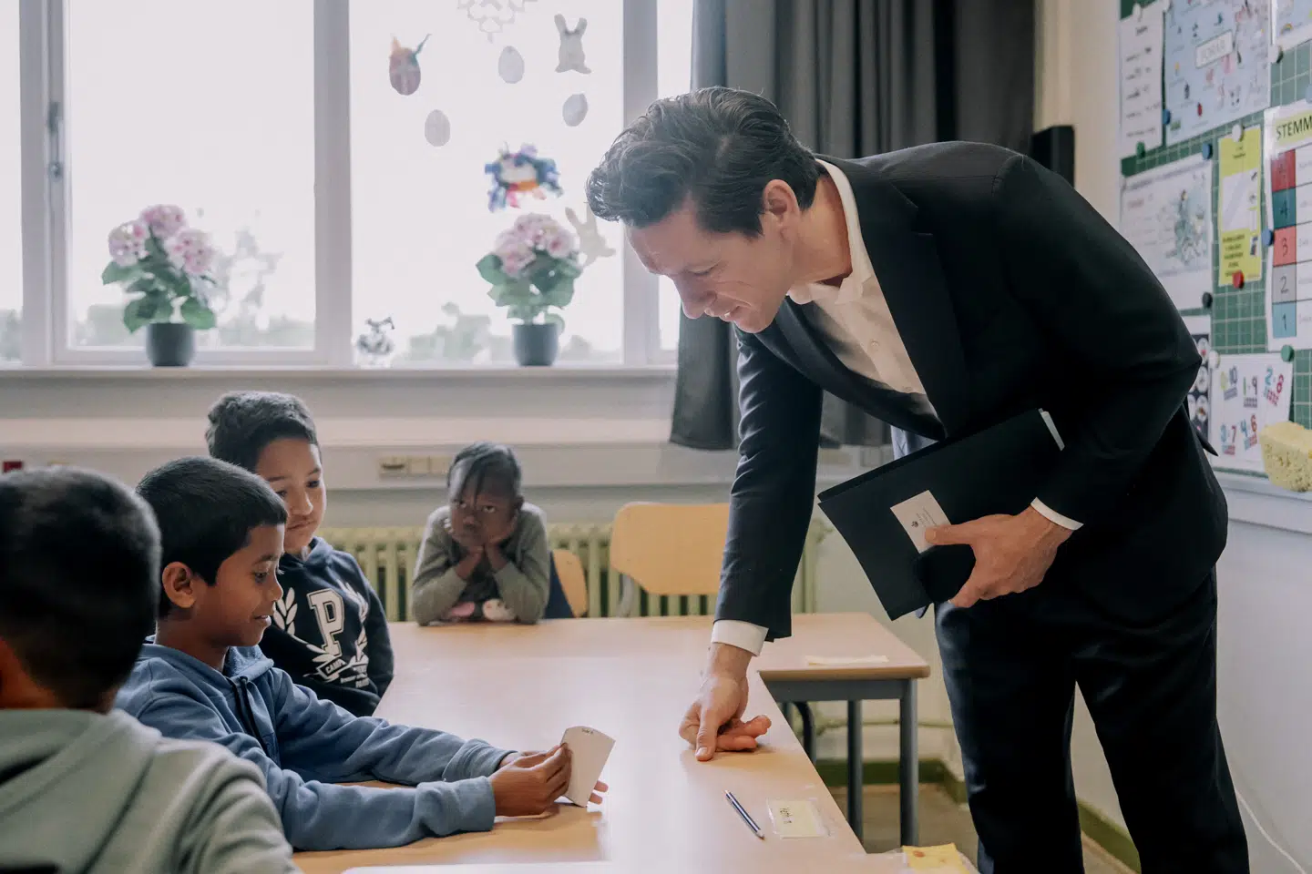 Udlændinge- og integrationsminister Kaare Dybvad Bek (S) på besøg på en skole på Vestegnen, hvor flere af børnene kommer fra Bangladesh.