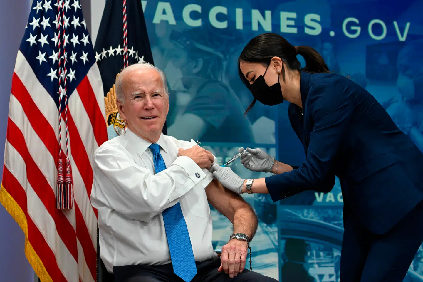 Daværende præsident Joe Biden bliver vaccineret mod corona i 2022.