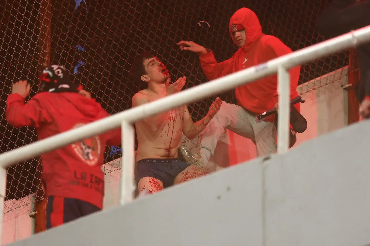 En fan er blevet afklædt på tribunerne i kampen mellem argentinske Independiente, der hjemme mødte Universidad de Chile i Avellaneda, der en provins til Buenos Aires.