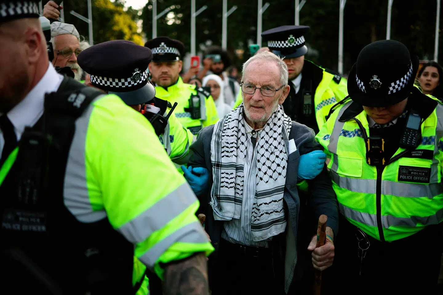 En mand bliver eskorteret væk af politiet under en »Lift the Ban«-demonstration i London. Foto: Henry Nicholls, Scanpix