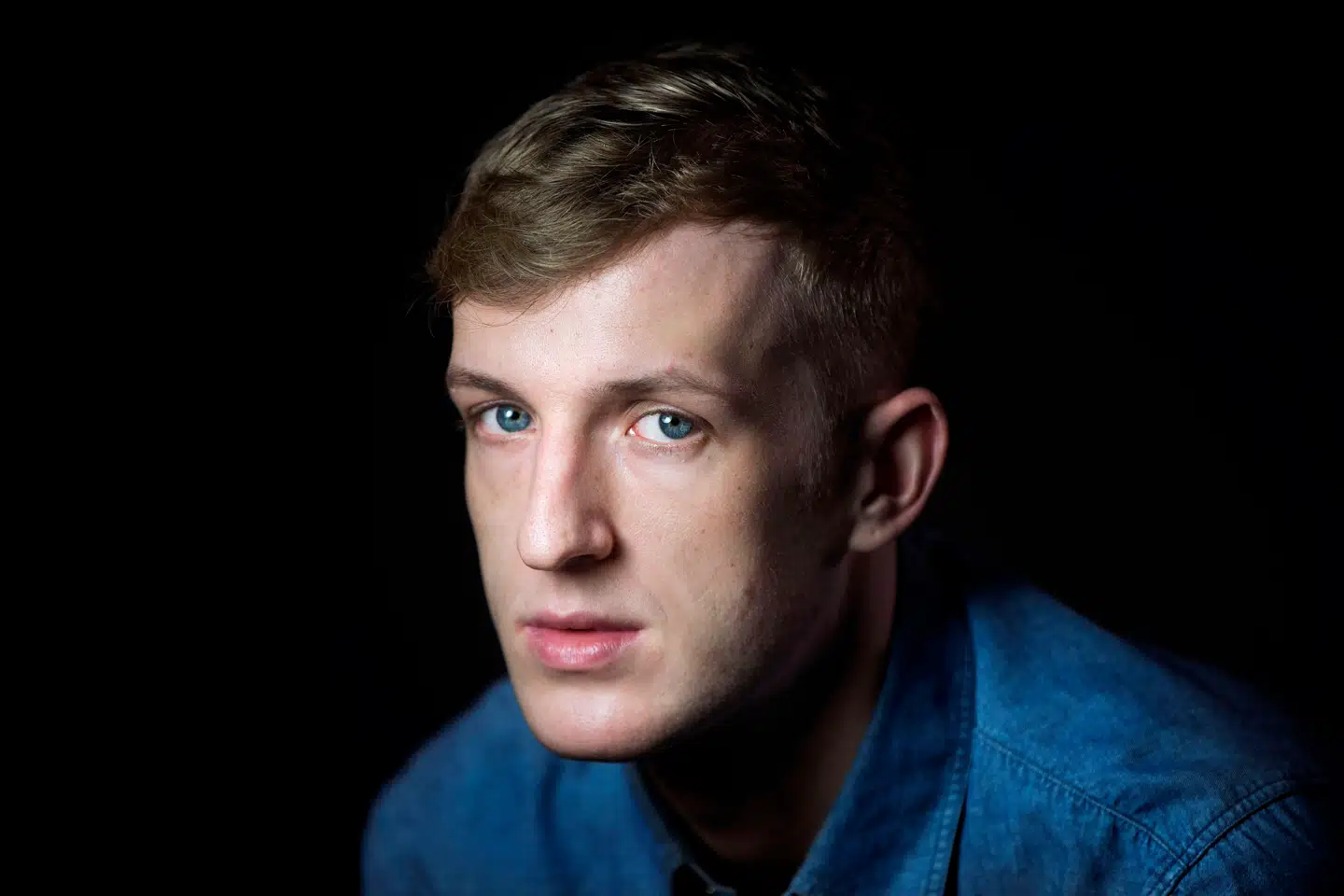 Den 32-årige franske forfatter Édouard Louis er igen aktuel – denne gang med sin syvende bog, der tager udgangspunkt i hans relation til sin afdøde bror.