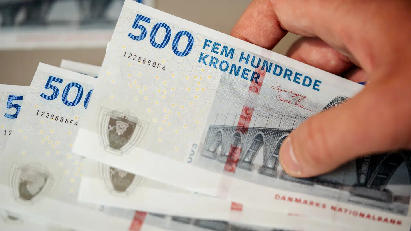 Arbejdernes Landsbank har torsdag regnet på, hvad den midlertidige reducering i el-afgiften, fjernelse af moms på bøger, og en reducering af chokoladeafgift og kaffeafgift, rent faktisk vil betyde for en gennemsnitsfamilie i Danmark.
