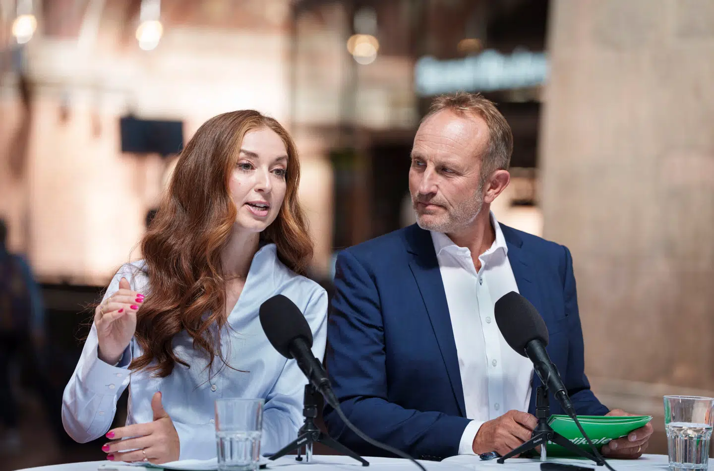 Radikale Venstre lancerede på sit sommergruppemøde onsdag et forslag om at hæve prisen på oksekød. Her ses klimaordfører Samira Nawa (tv.) og partileder Martin Lidegaard (th.) under pressemødet, hvor forslaget præsenteres.