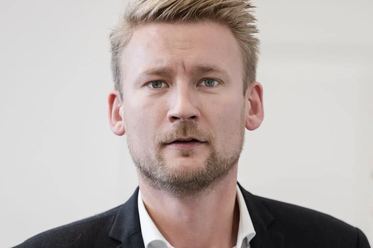 »I en tid, hvor danskerne har svært ved at finde penge til at fylde indkøbskurven op, så foreslår de, at det skal være dyrere,« siger Dansk Folkepartis Peter Kofod.