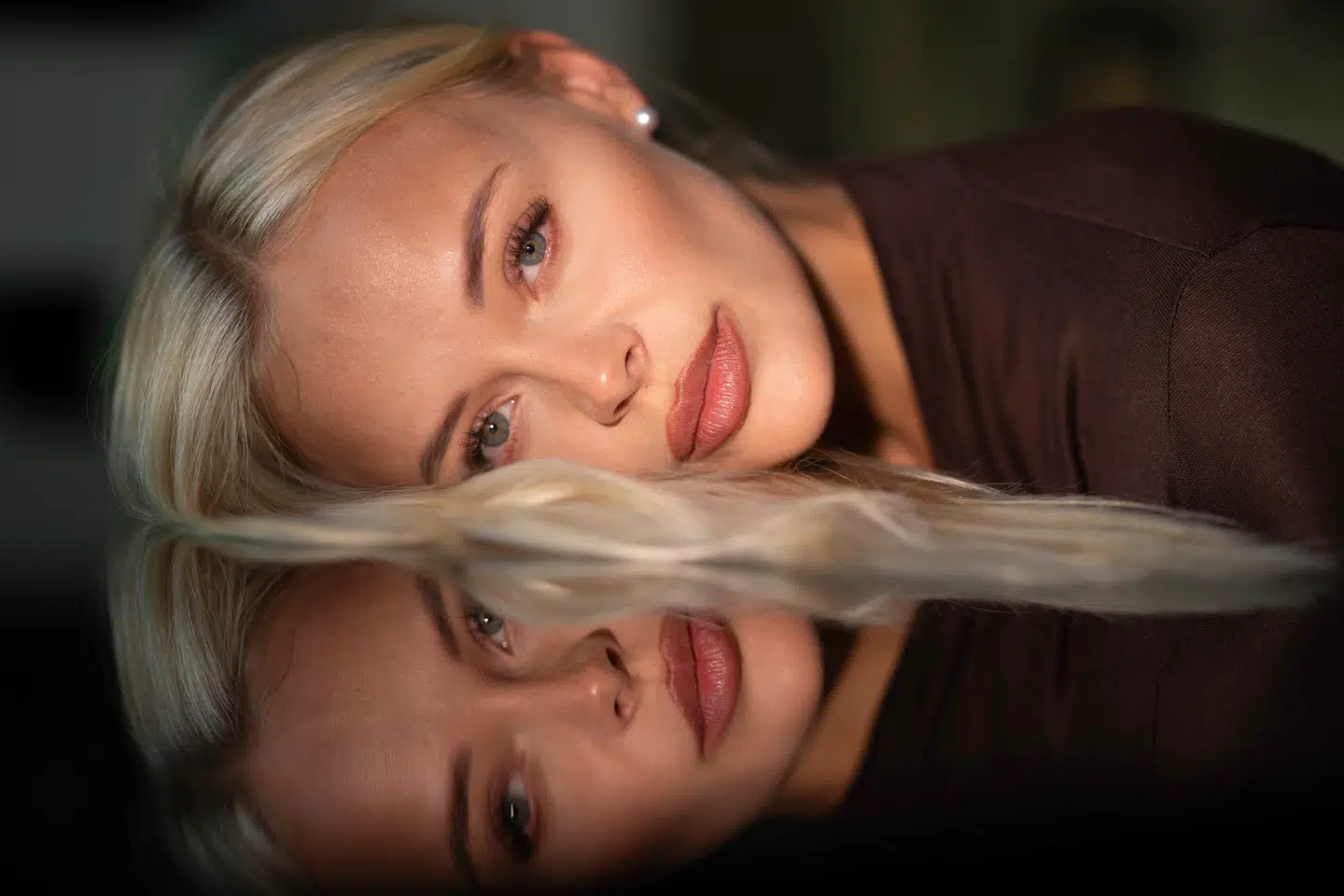 I 2021 flyttede Elvira Pitzner til Dubai i De Forenede Arabiske Emirater. Drømmen var at komme ud i verden, få nye oplevelser, og så havde hun også mødt en mand. I slutningen af 2023 fik samme mand hende fængslet.