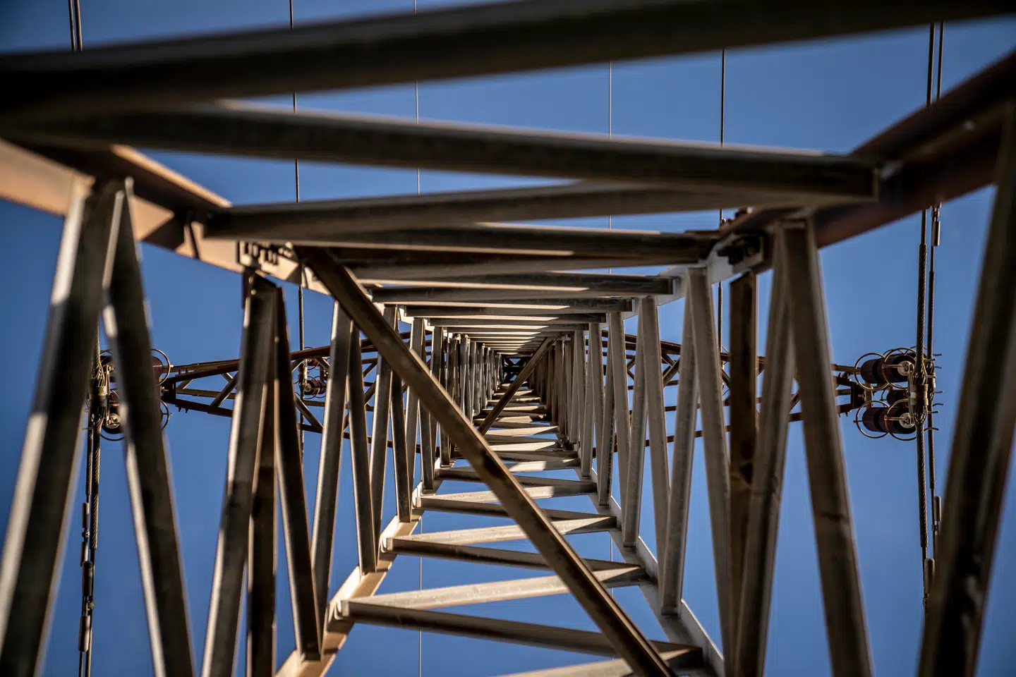 Det er det ældste trick i den politiske bog at forsøge at tiltrække vælgere ved at uddele milde gaver. Valgkampen er indledt, og den politiske gavebod er åbnet. Men det er dog bedre at lette det offentliges pres på borgerne med sænkning af skatter og afgifter end med løfter om betalingsfrie daginstitutioner, skriver Ole P. Kristensen i denne leder.