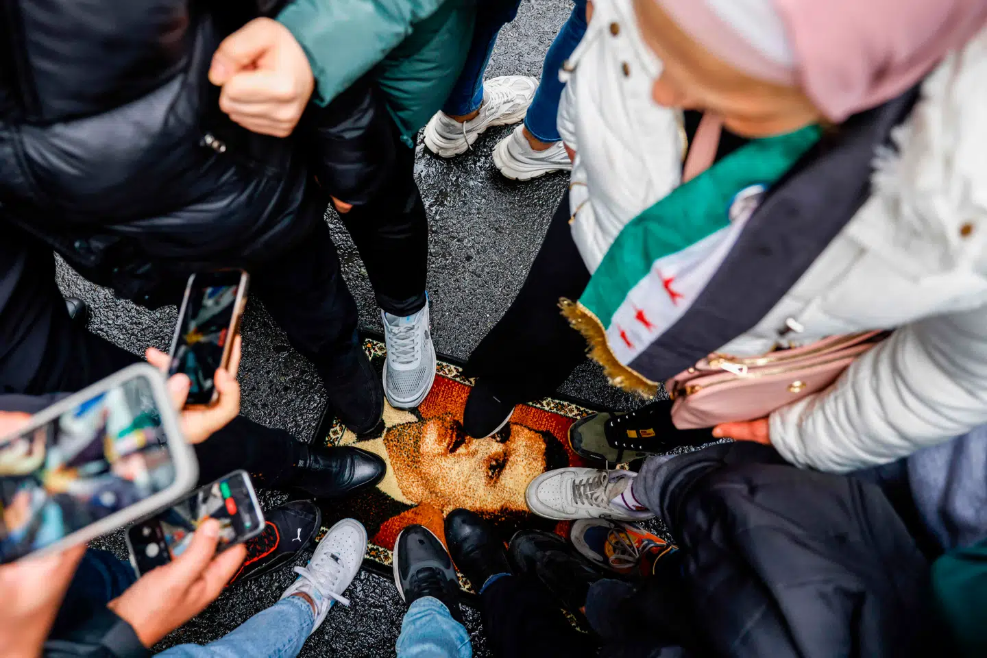 I december 2024 faldt Assad-regimet i Syrien efter 53 år. Adam Holm har skrevet en bog om Assad-styrets opståen og fald. Den gør læseren væsentligt klogere på Syrien.