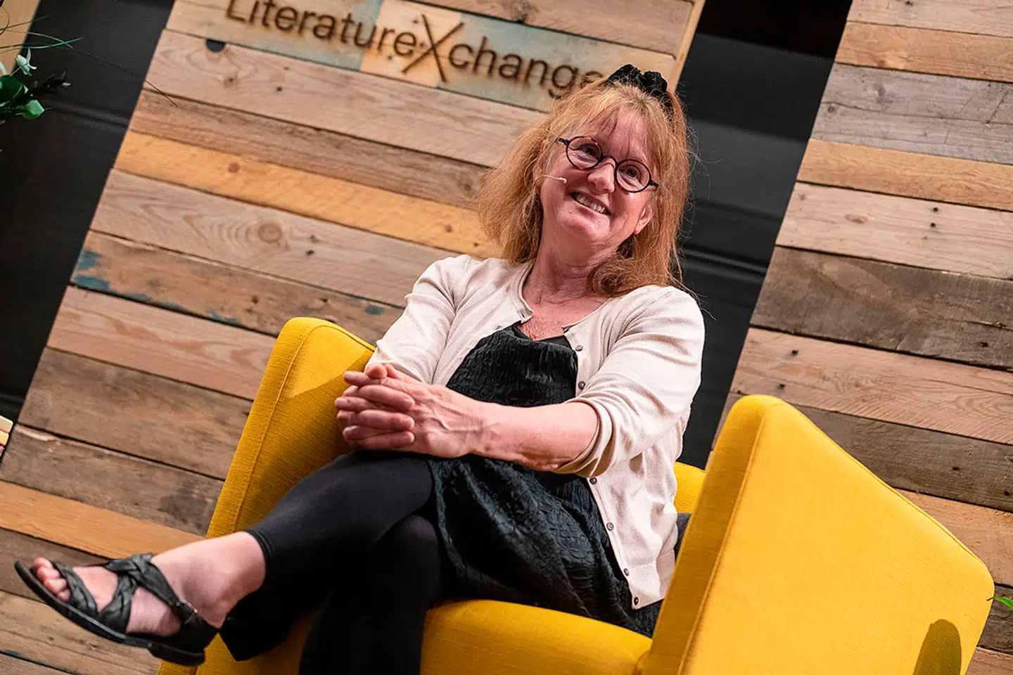 Med udgivelsen af sjette bind i romanværket »Om udregning af rumfang« er Solvej Balle nu næsten i mål. Der mangler det syvende og sidste bind i serien.