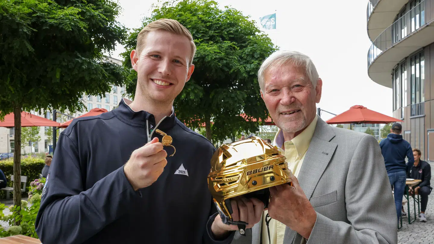 Hyldet for tredje år i træk som årets ishockeydommer: Albert Ankerstjerne, til venstre, modtager B.T.s Gyldne Fløjte og årets guldhjelm af journalist Peter Fredberg.